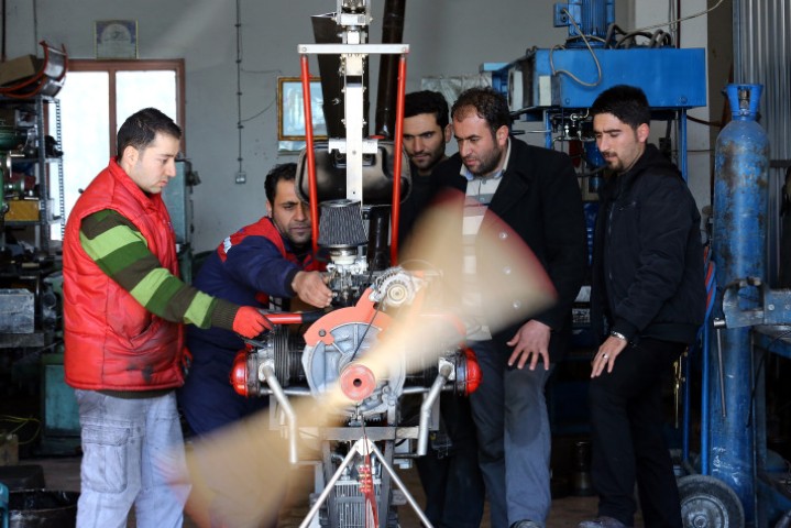 Van'da geçen yıl kendi imkanlarıyla yaptıkları helikopteri uçurmaya çalıştıkları esnada kaza yapan dört genç, yeniden tasarlayarak ''Vankopter'' adını verdikleri helikopter için şimdi uygun pist arıyor.